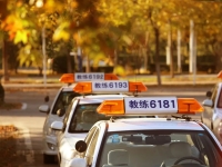 央视记者沉浸式体验报道东方时尚智慧学车