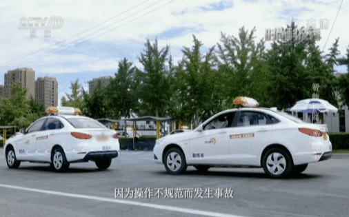 央视记者沉浸式体验报道东方时尚智慧学车