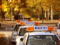 央视记者沉浸式体验报道东方时尚智慧学车